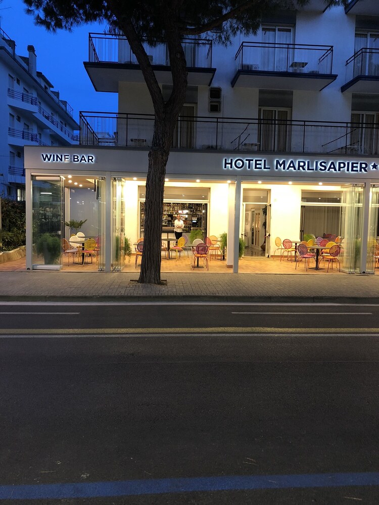 호텔 정면 - 저녁/밤