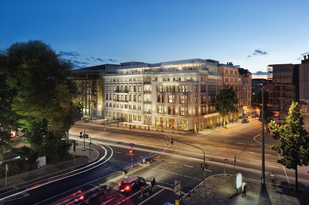 Hotelfassade am Abend/bei Nacht