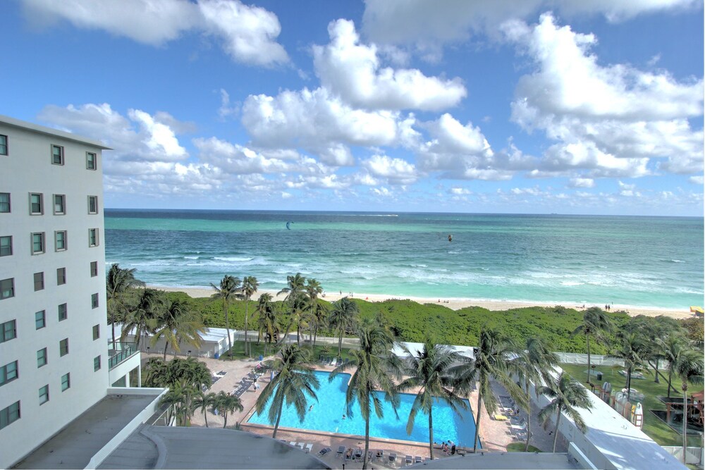 객실 (슈피리어 스튜디오, 더블침대 2개 (Ocean and Pool View))