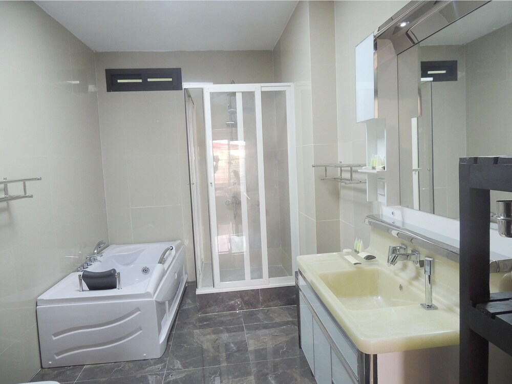 Suite Nuptiale, Jetted Tub - Bathroom