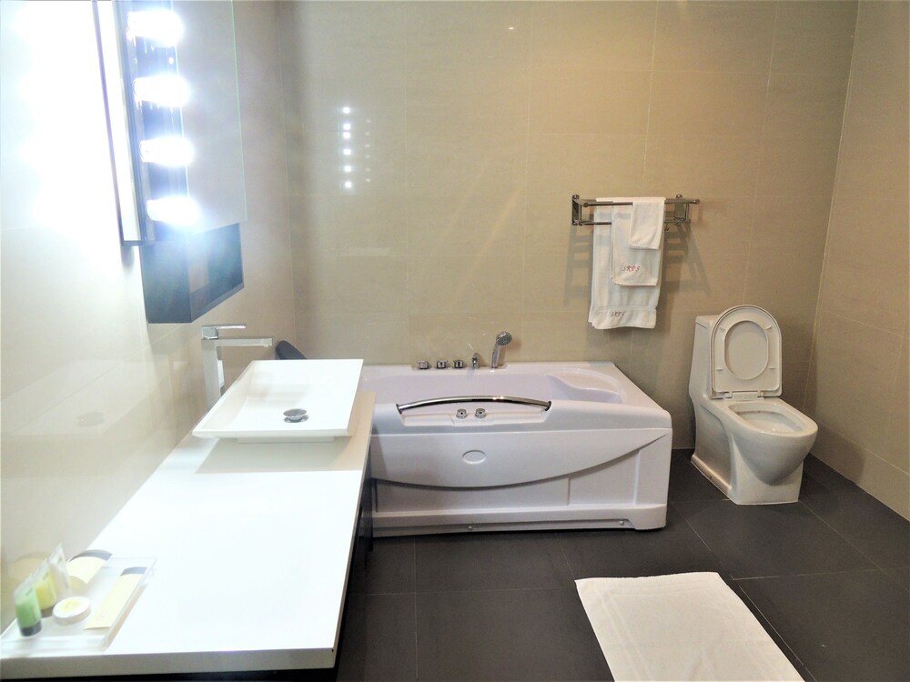 Deluxe Apartment, 2 Bedrooms, Jetted Tub - Bathroom