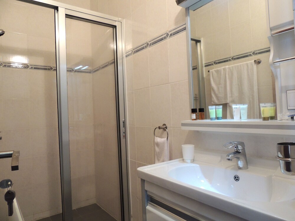 Studio, Balcony - Bathroom Shower