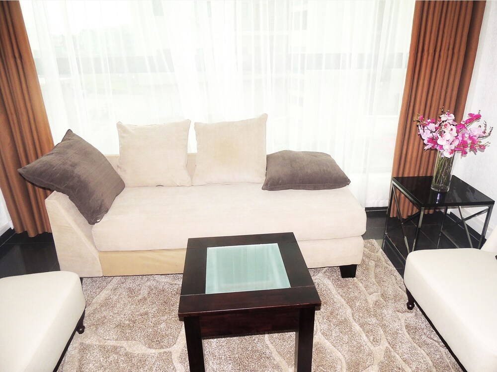 Suite, Kitchenette, Jetted Tub - Living Area