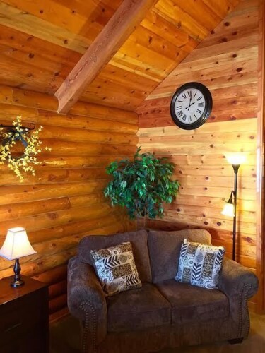 Deluxe King Cabin - Living Area