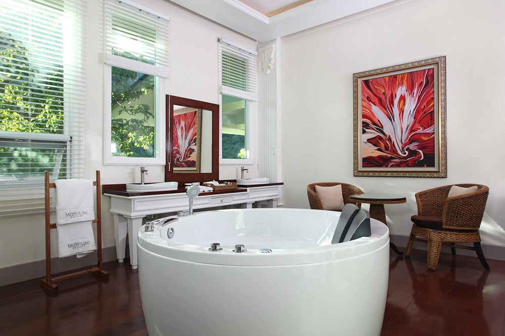 Deep Soaking Bathtub