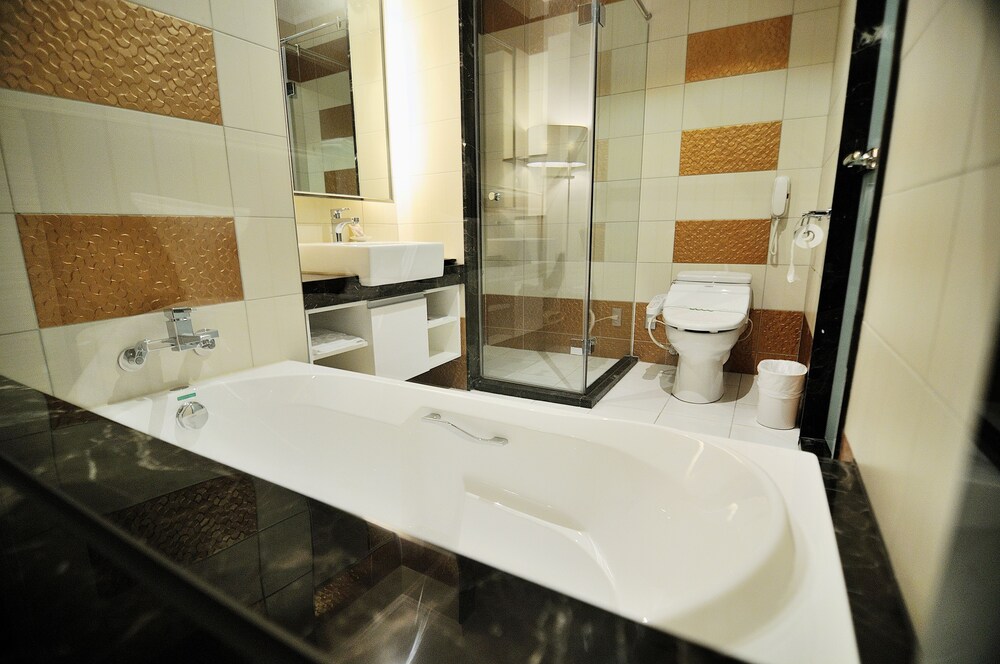Deep Soaking Bathtub