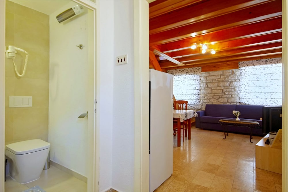 Townhome, 2 Bedrooms, Balcony, City View - Living Area