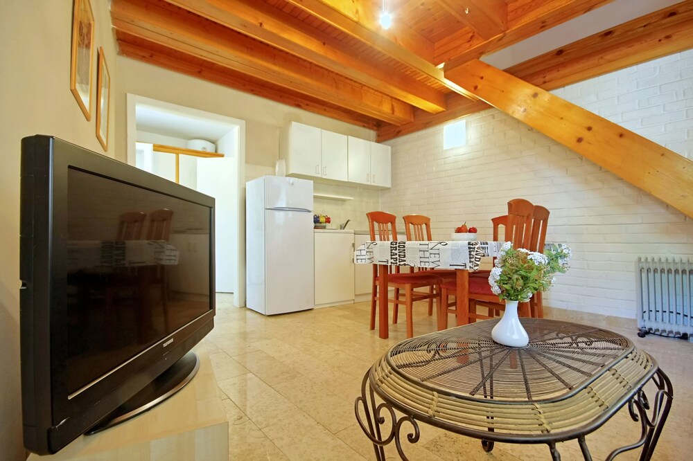 Townhome, 2 Bedrooms, Balcony, City View - Living Area