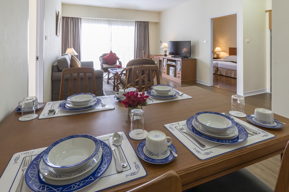 2 Bedrooms Suite - In-Room Dining