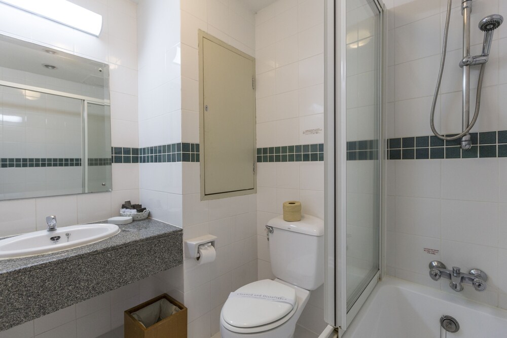 2 Bedrooms Suite - Bathroom