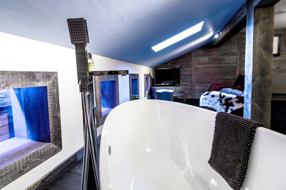 Deep Soaking Bathtub