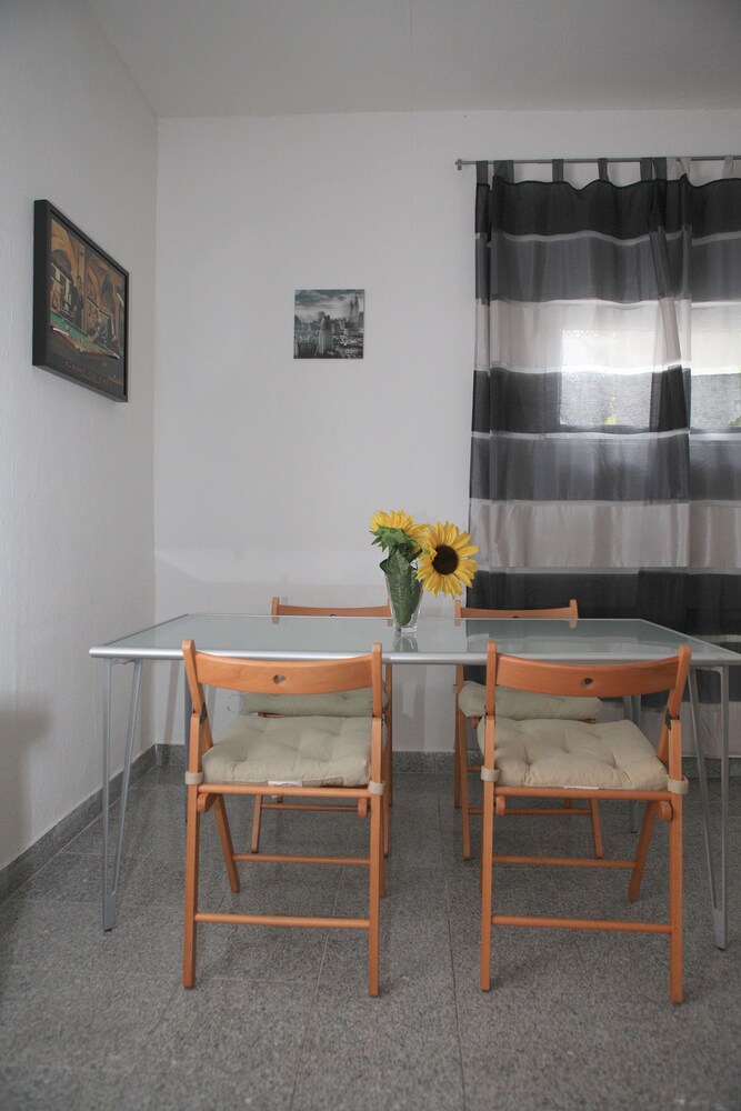 Essbereich im Zimmer (Studio, Stadtblick (Dibergstraße 50))
