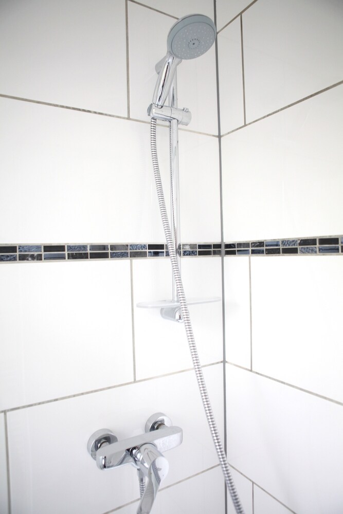 Dusche im Bad (Comfort-Apartment, Stadtblick (Dibergstraße 50))