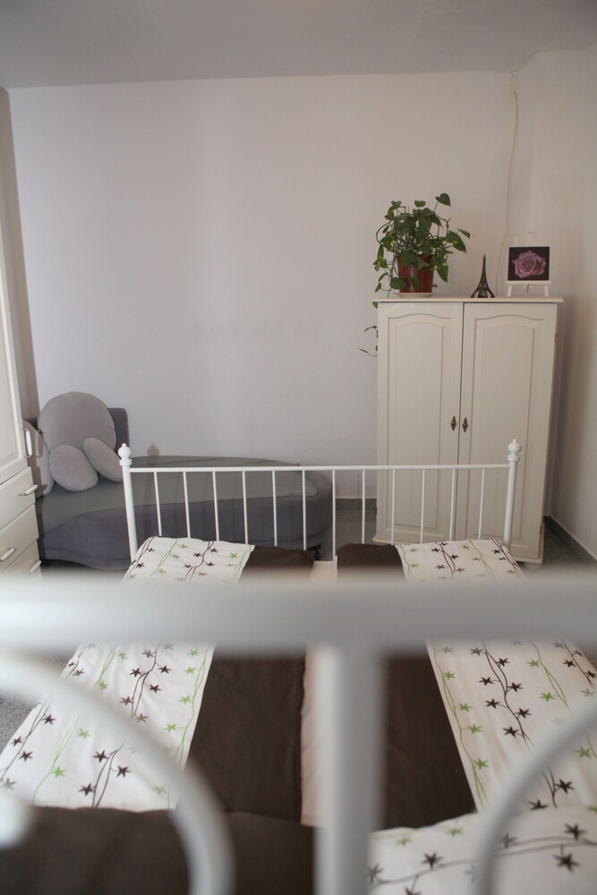 Zimmer (Studio, Stadtblick (Dibergstraße 50))