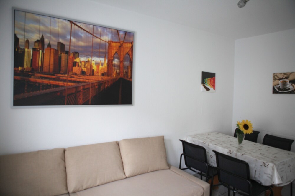 Essbereich im Zimmer (Apartment, 2 Schlafzimmer, Stadtblick (Dibergstraße 50))