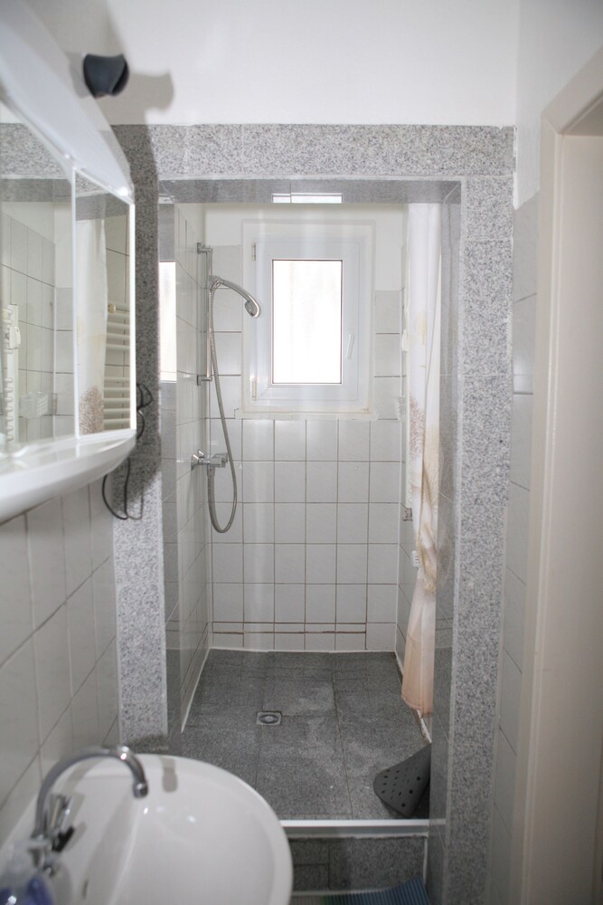 Badezimmer (Studio, Stadtblick (Dibergstraße 50))