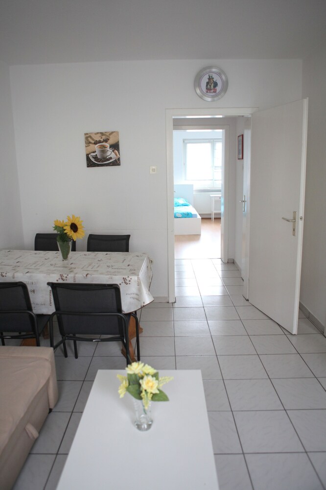 Essbereich im Zimmer (Apartment, 2 Schlafzimmer, Stadtblick (Dibergstraße 50))