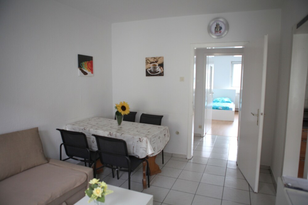 Wohnbereich (Apartment, 2 Schlafzimmer, Stadtblick (Dibergstraße 50))