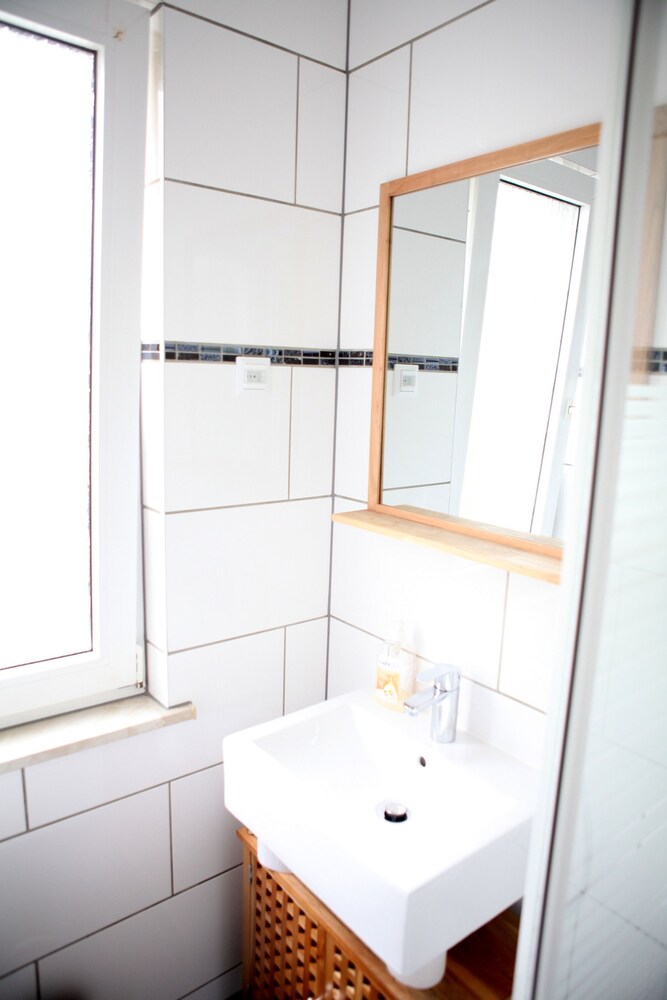 Waschbecken im Bad (Comfort-Apartment, Stadtblick (Dibergstraße 50))