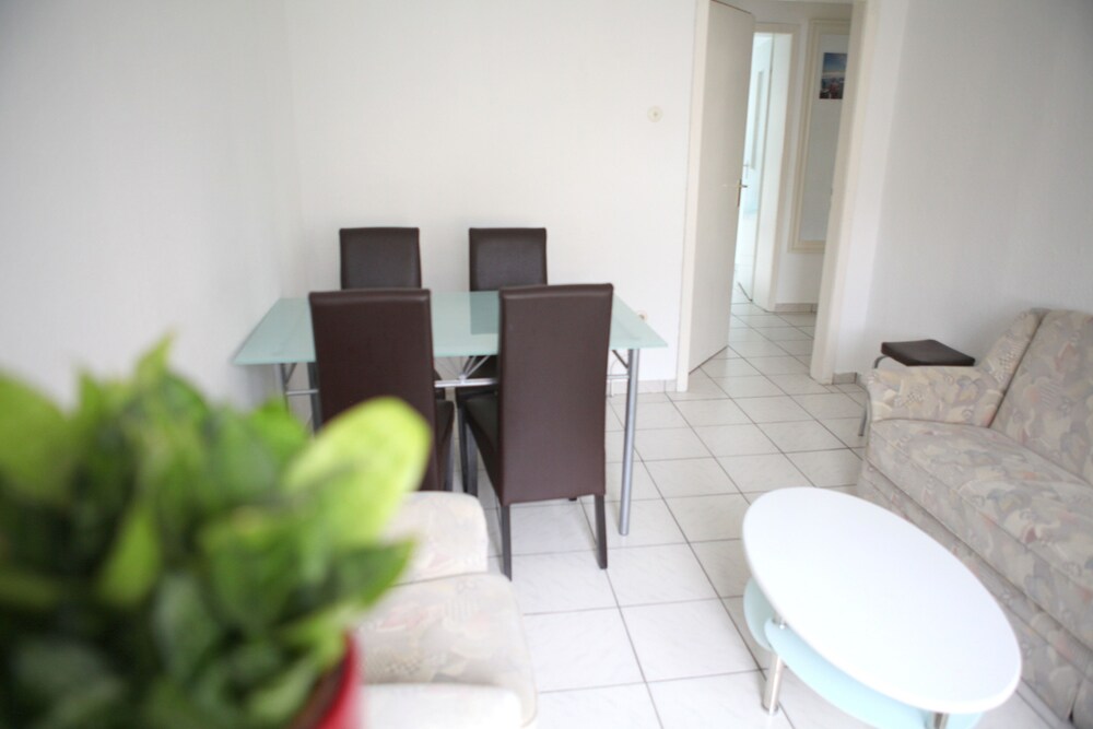 Essbereich im Zimmer (Grand-Apartment, 2 Schlafzimmer, Stadtblick)