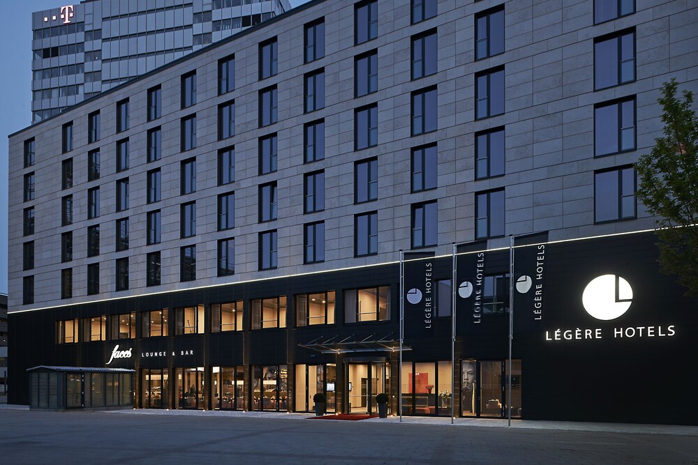 Hotelfassade am Abend/bei Nacht