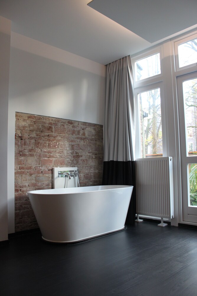 Deep Soaking Bathtub