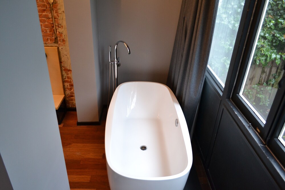 Deep Soaking Bathtub