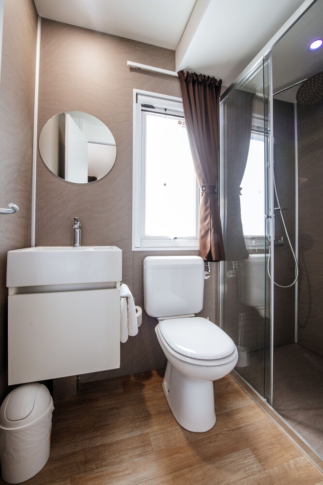 Badezimmer (Mobile Superior-Unterkunft, 2 Schlafzimmer, 2 Bäder)