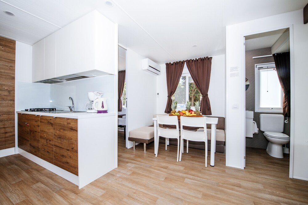 Wohnzimmer (Mobile Superior-Unterkunft, 2 Schlafzimmer, 2 Bäder)
