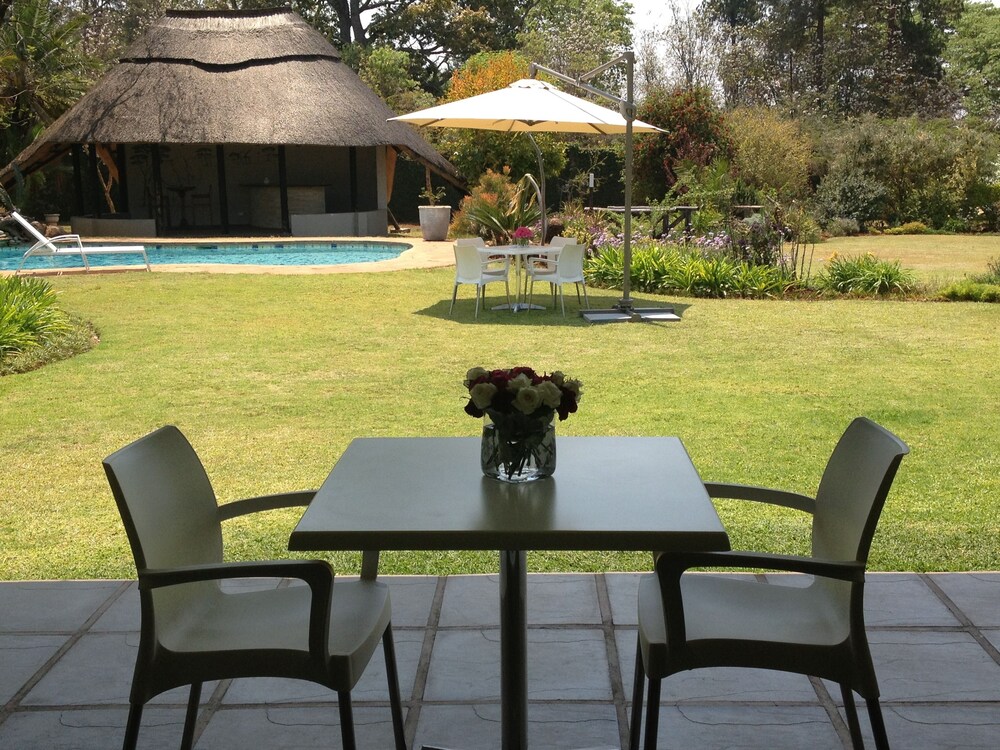 Kolam Renang Luar/Dalam Ruangan