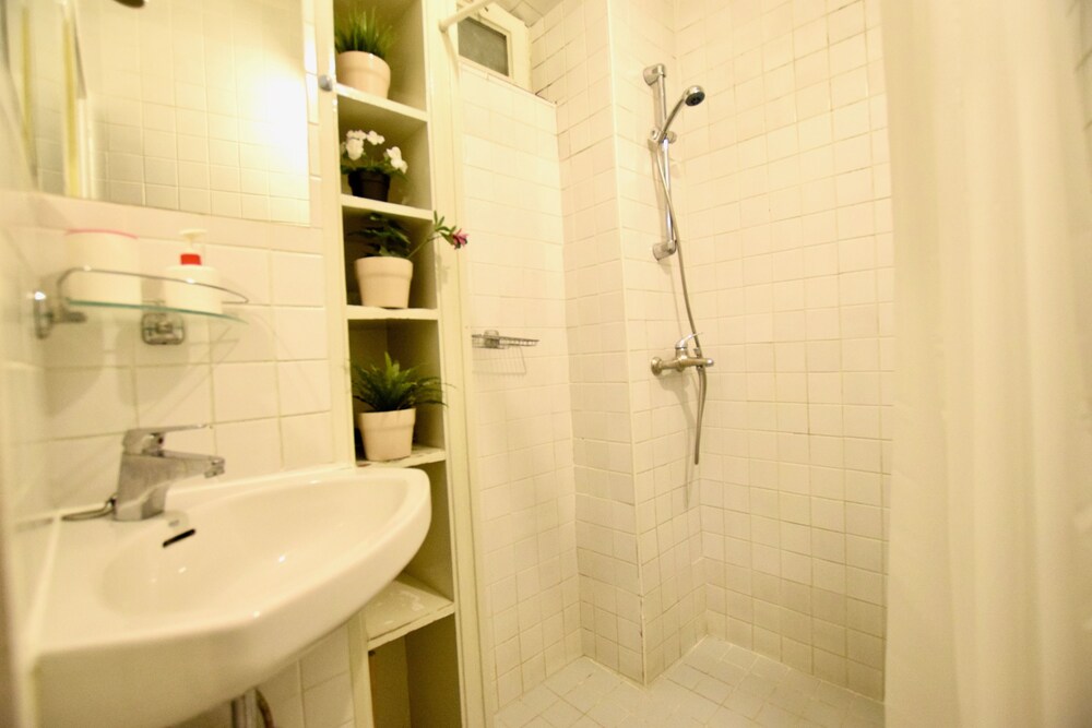 욕실 (Apartment 15 (1051 Budapest, Oktober 6. utca 4))