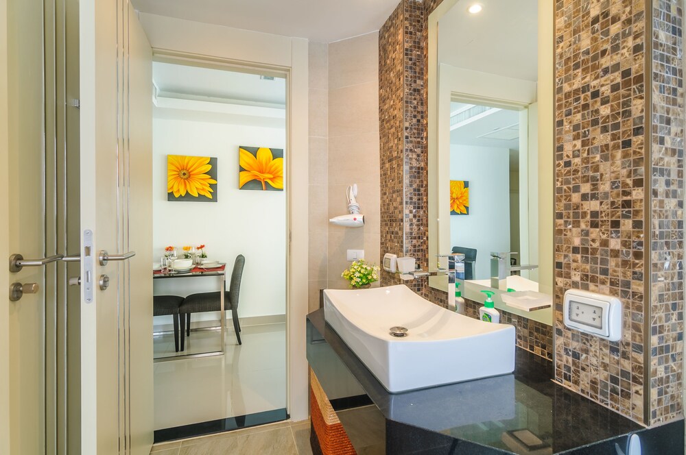 욕실 (1 Bedroom Apartment 1217 B with sea view)