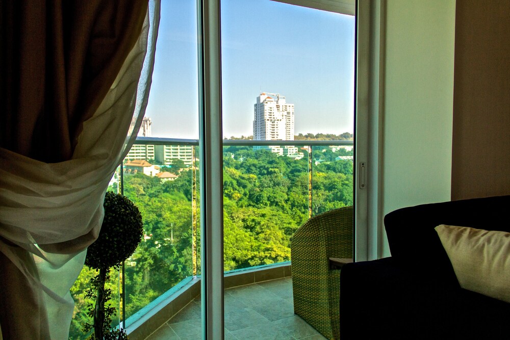 발코니 (1 Bedroom Apartment 1217 B with sea view)