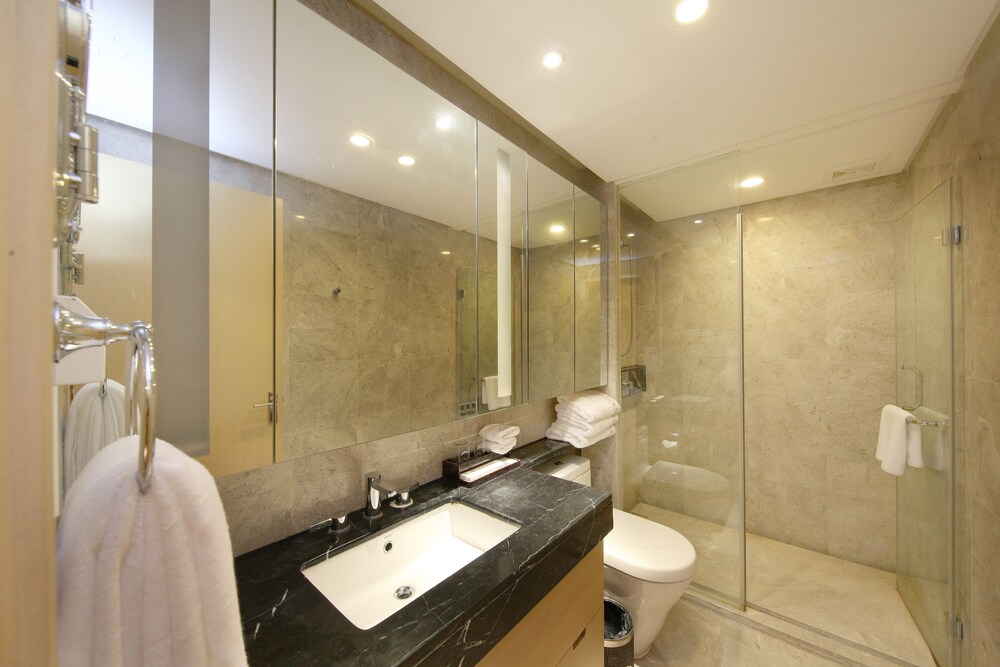 Deluxe Duplex Queen Room - Bathroom