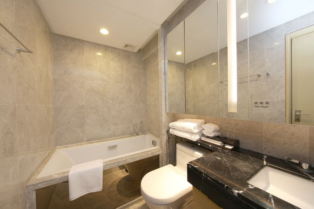 Three Bedroom Suite with Two Bathrooms - Bathroom