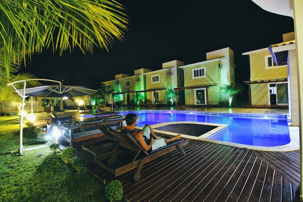 Fachada do hotel (à noite)