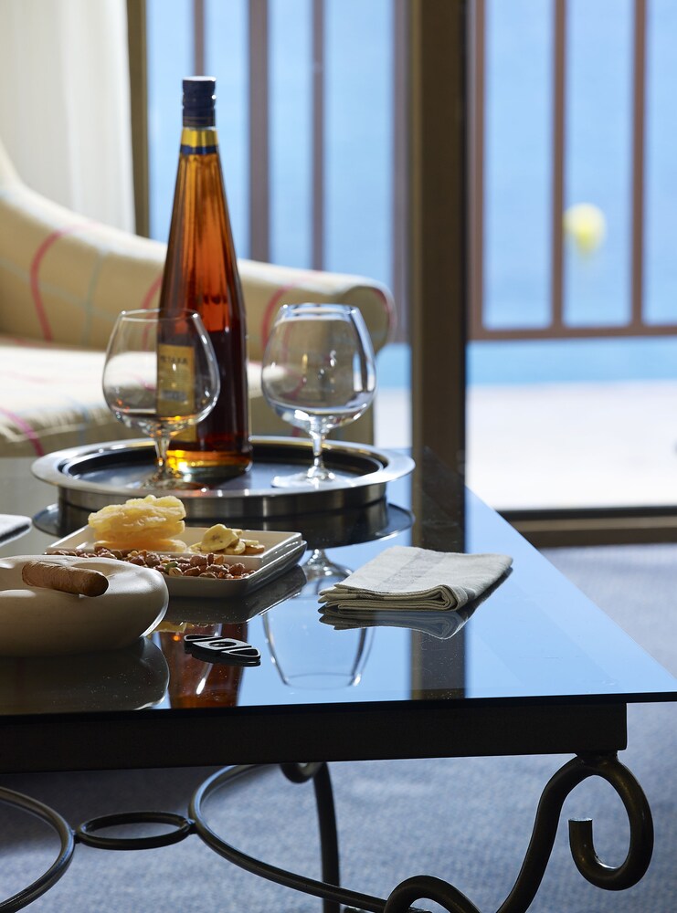 Room Service - Dining