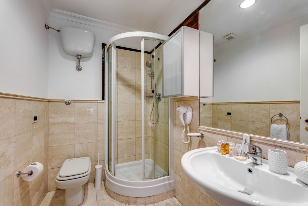 욕실 샤워 시설 (Apartment,1 Bedrooms (Via dei Greci - Botticelli) 2nd floor)