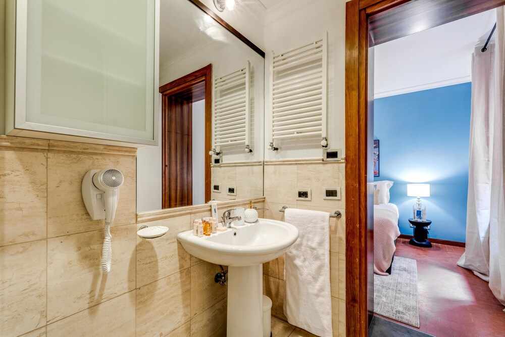 욕실 세면대 (Apartment,1 Bedrooms (Via dei Greci - Botticelli) 2nd floor)