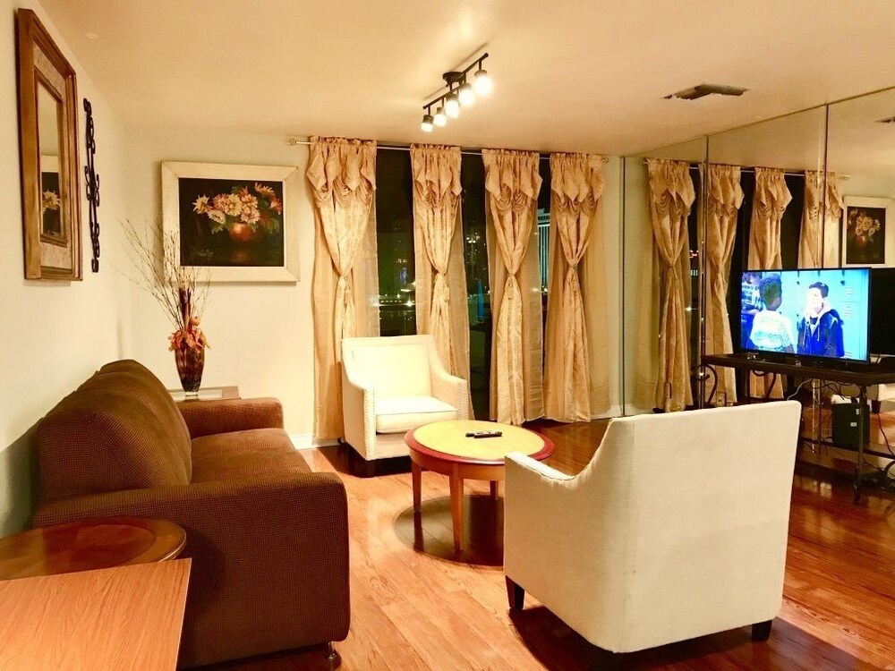 Executive Condo, 1 Bedroom, Balcony, City View - Living Area