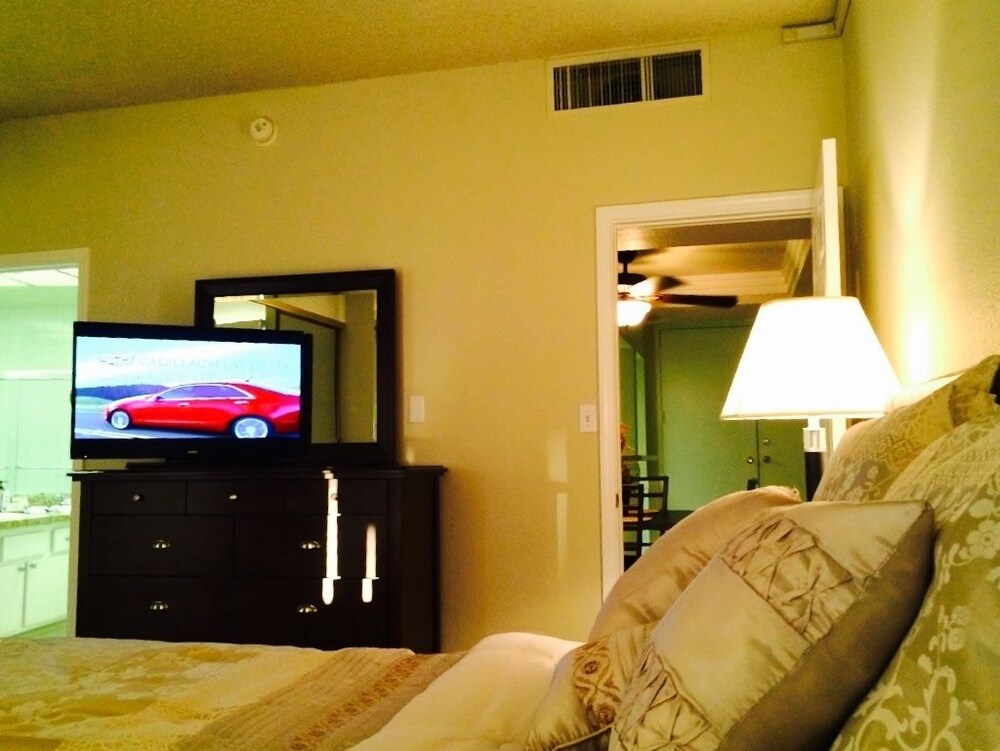 Executive Condo, 1 Bedroom, Balcony, City View - Room