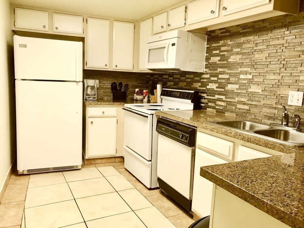 Executive Condo, 1 Bedroom, Balcony, Pool View - Private Kitchen