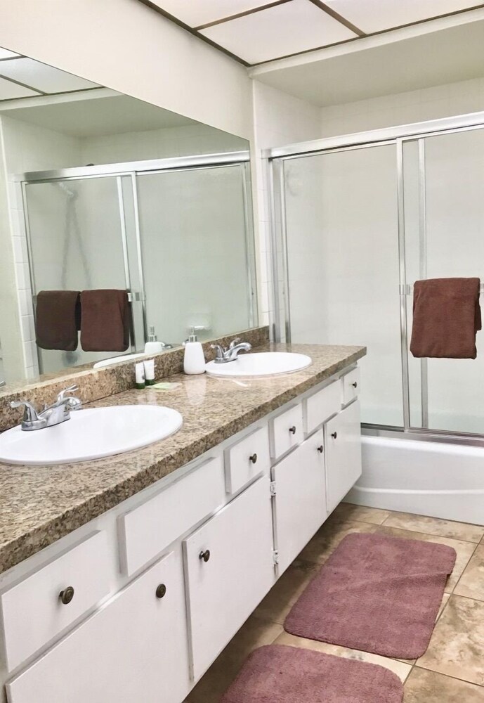 Executive Condo, 1 Bedroom, Balcony, Mountain View - Room