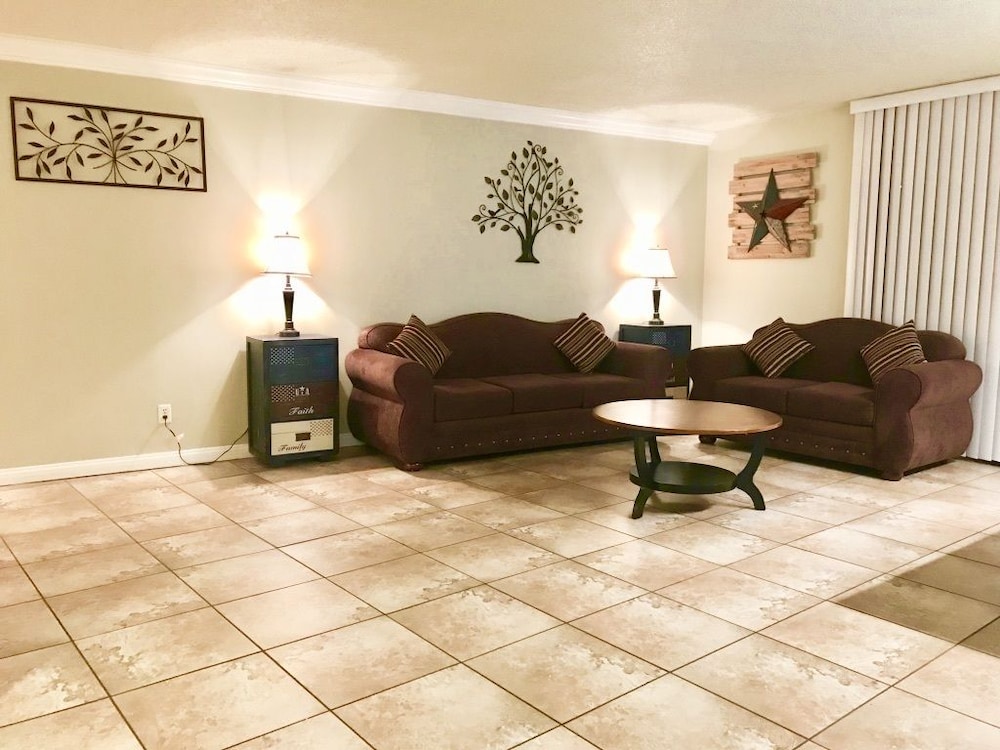 Executive Condo, 1 Bedroom, Balcony, Mountain View - Room