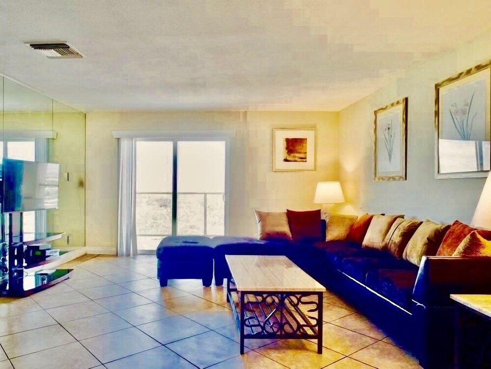 Executive Condo, 1 Bedroom, Balcony, Pool View - Living Area