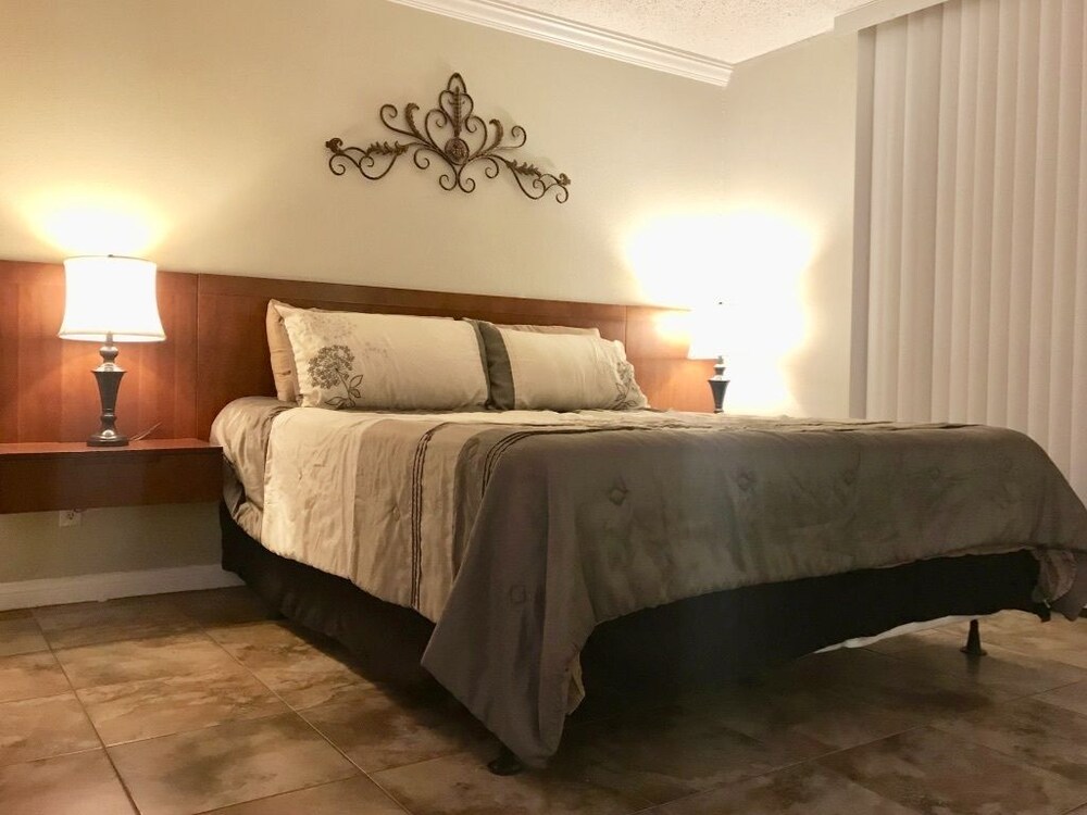 Executive Condo, 1 Bedroom, Balcony, Mountain View - Room