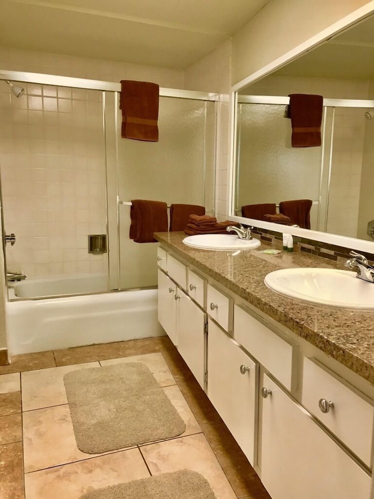 Executive Condo, 1 Bedroom, Balcony, Mountain View - Room