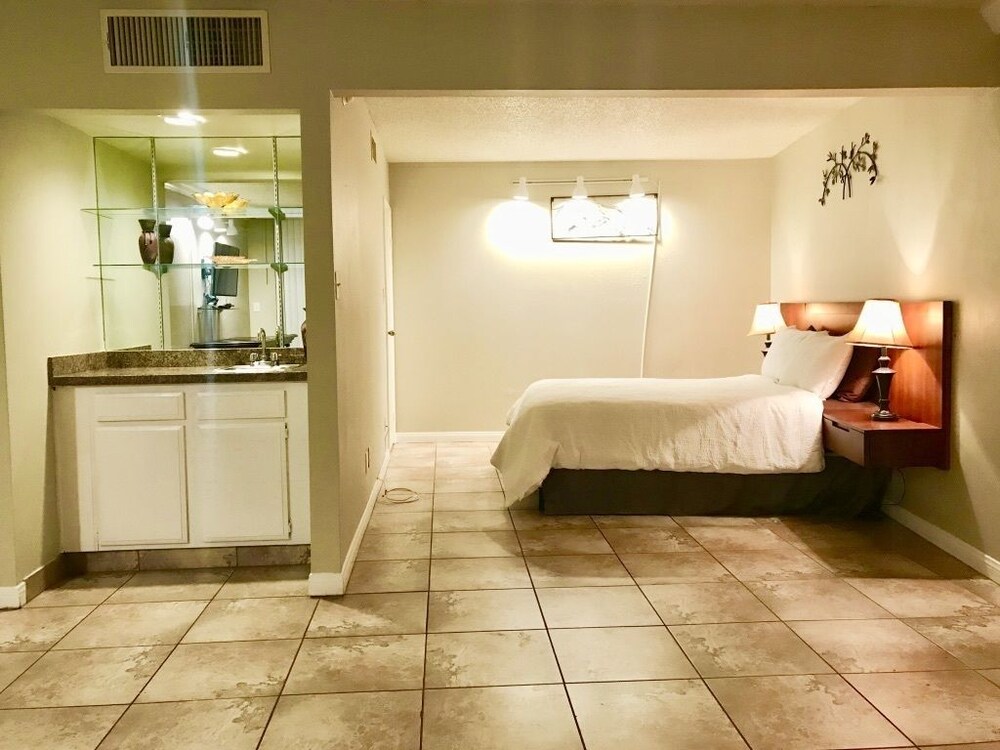 Executive Condo, 1 Bedroom, Balcony, Mountain View - Room