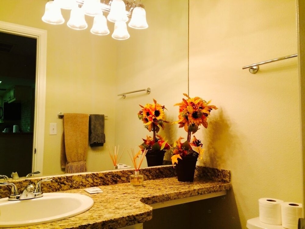 Executive Condo, 1 Bedroom, Balcony, City View - Bathroom