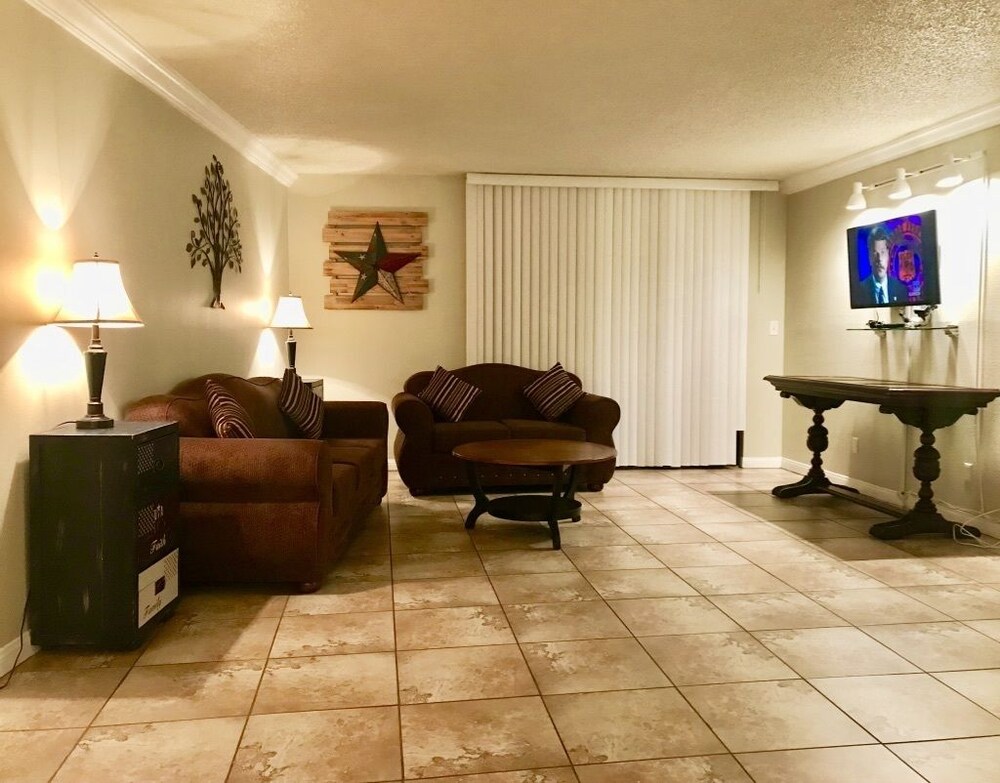 Executive Condo, 1 Bedroom, Balcony, Mountain View - Room